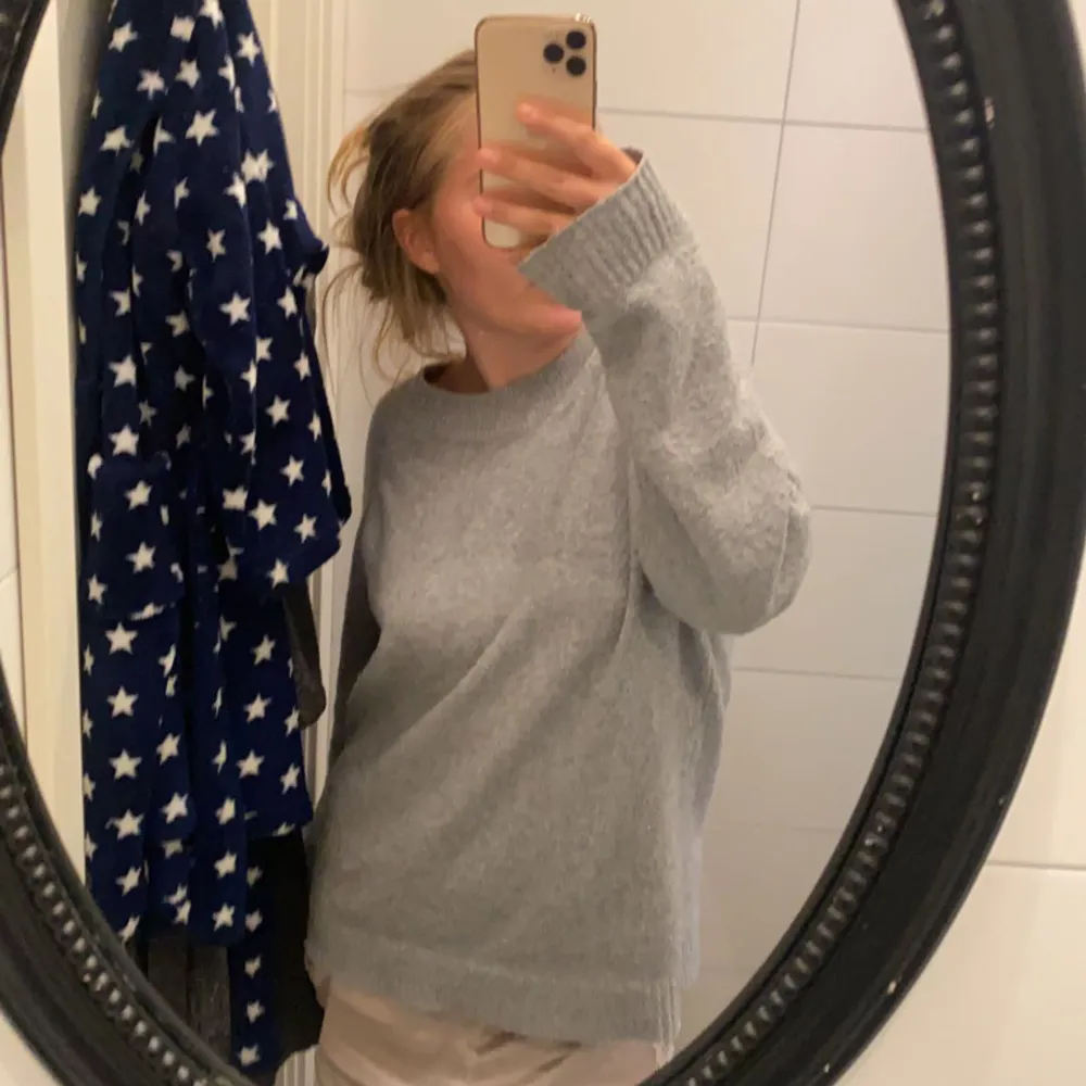 Skit mysig grå stickad tröja från Vera Moda! . Tröjor & Koftor.