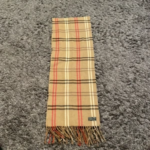 Halsduk - Fin beige halsduk som inte används längre då jag har skaffat en ny, 160cm längd och bredd 27cm