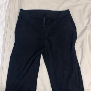 Svarta byxor - Ingen aning vart jag köpt dem, inga skador förutom ett litet hål i en av fickorna.. storleken är S