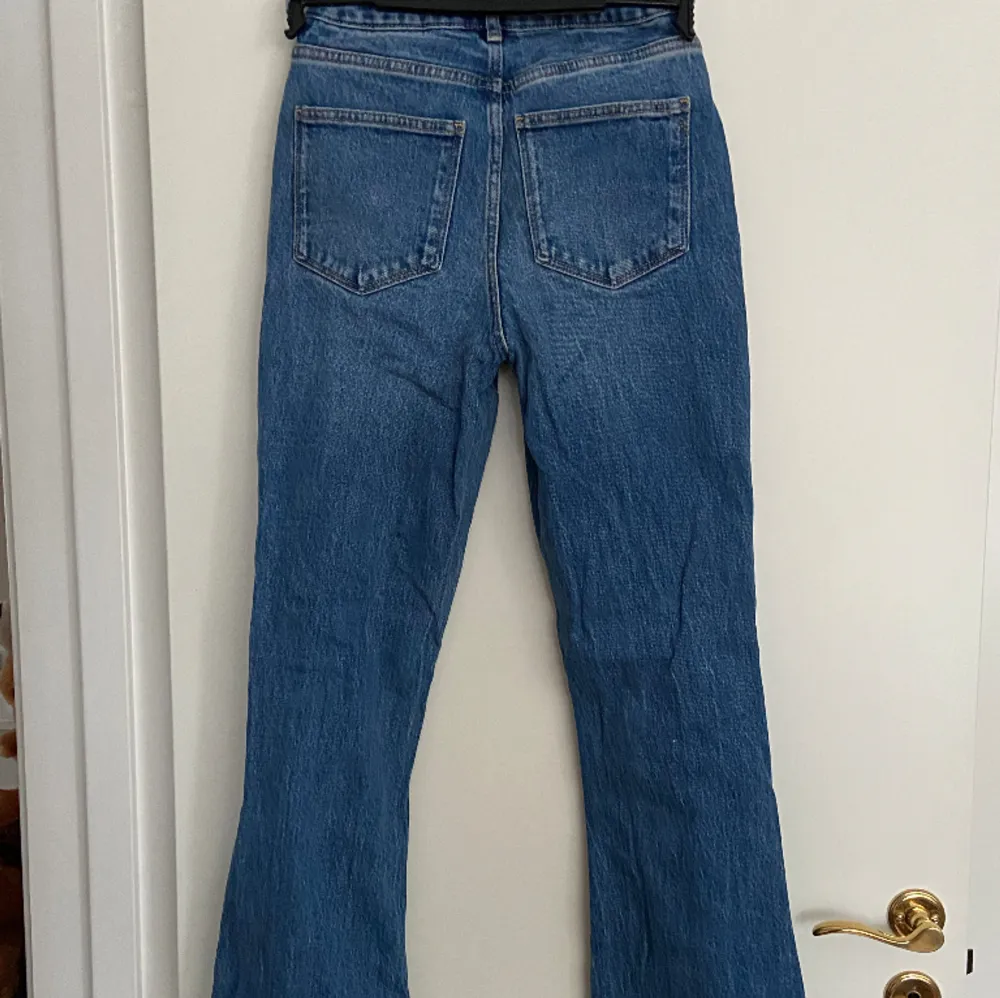 Blå jeans från new look. Köpta på asos och är i fint skick!. Jeans & Byxor.