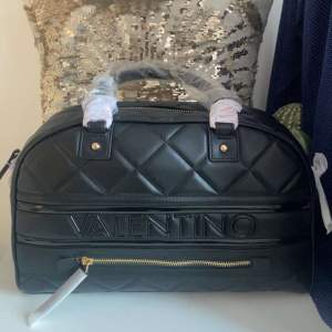 Splitterny svart väska från Mario Valentino!🖤💓 Väskan är fullkomligt oanvänd och du får med dig en extra oanvänd axelrem så det är fritt att välja om du vill ha en vanlig eller en axelremsväska!🙌💕💕Köpt för 2249kr! Priset är diskuterbart!💓