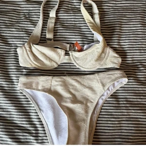 Bikini - Jätte fin bygelbikini i bra skick! Fin créme färg! Toppen är i storlek 75A och nederdelen i storlek S