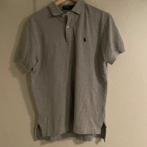 Ralph lauren piké - Skick 8/10. Liten defekt på högra delen av bröstet som knappt syns. (kom privat för bild). Skriv vid minsta lilla fundering✉️🔥