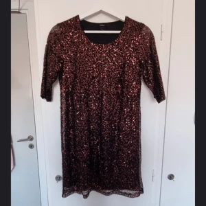 Lindex Röd paljettklänning Strl: XS/34, Nyår, Fest, Party, Sequin, New year - Lindex Röd paljettklänning Strl: XS/34, Nyår, Fest, Party, Sequin, New year. OBS! Jag kan inte skicka något vecka 26.
