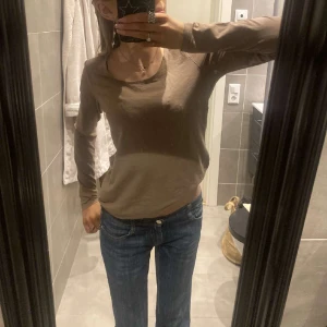 Långärmad tröja  - Säljer denna fina långärmade tröja pga att den tyvärr inte kommer till användning. Väldigt bra skick. Skriv om du undrar något :) 