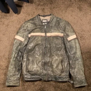 Molltan läderjacka  - En läderjacka i bra skick , storlek M-L. Jackan har många sjukt snygga detaljer och är väldigt bra gjord . Pris kan diskuteras och Kontakta gärna innan du köper 