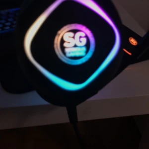 Gaming serious hörlurar  - 2 olika färger,du kan sänka och höja ljudet. Man har också en mikrifron som är väldigt bra. (Nytt skicka)