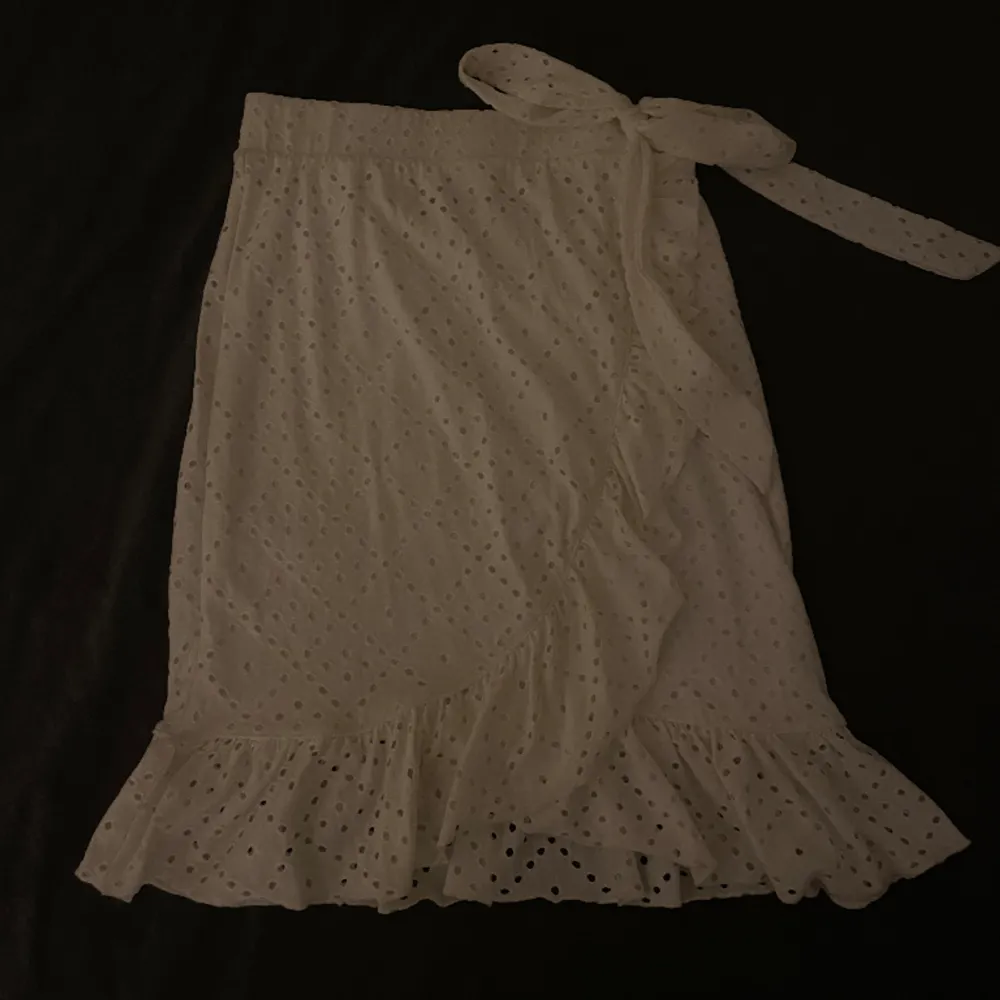 Säljer denna jätte fina vita kjolen från vero Moda. Jätte fin till sommaren, säljer då den är för liten. Är använd vid 3 tillfällen🤍. Kjolar.