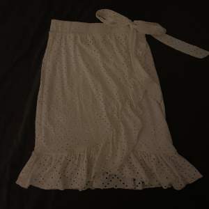 Säljer denna jätte fina vita kjolen från vero Moda. Jätte fin till sommaren, säljer då den är för liten. Är använd vid 3 tillfällen🤍