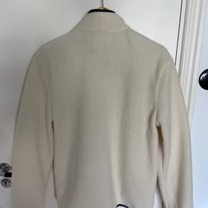 Vitt kofta - Vitt kofta som aldrig andvänts. Nypris: 800kr