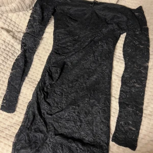 Svart spets klänning - Supersnygg svart spetsklänning från nelly i storlek M, den sitter väldigt tajt så mer en S. Går att ha off shoulder! Använd endast vid ett tillfälle, den har inga defekter 💗 (för fler bilder och frågor kontakta mig☺️)