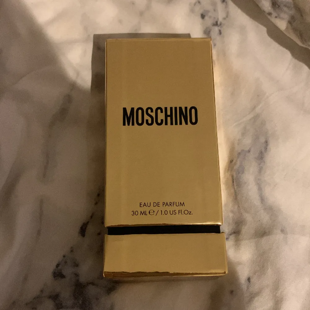 Säljer min helt oanvända moschino fresh guld parfym 30ml! . Övrigt.