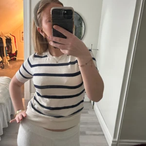 T shirt  - Säljer en så skön topp, köpt från zara. Fint material och mycket fin skick!