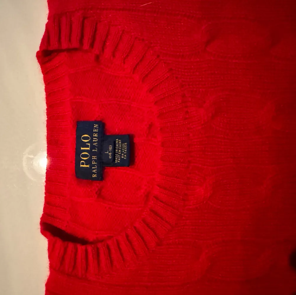 Cashmere tröja Ralph Lauren i Stl L, Obs barnmodell, passar vuxen S-M. Knappt använd, nytvättad, fräsch och helt noppfri i underbar röd färg. Stickat.