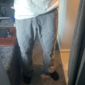 Double knee carpenter pants - Snygga byxor liknar vuja de byxor Står XL men passar mig som brukar ha 31/32 i midjan och 32 i längd