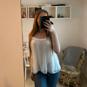 Vitt gulligt linne  - Vitt sött linne ifrån Gina Tricot med volang. Storlek S