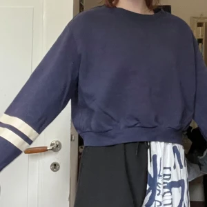 Blå croppad sweatshirt  - Säljer den här fina tröjan då den inte kommer till användning! Lite croppad, använd men i fint skick!