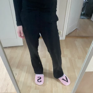 bikbok kostymbyxor - Säljer dlm här jättefina kostymbyxorna från bikbok, de är i fint skick men säljer dom då jag tkr de är på gränsen till att va för korta på mig som är ca 1,70! Jättesköna och är typ midwaist ❤️Passar mig som har 38 i byxor