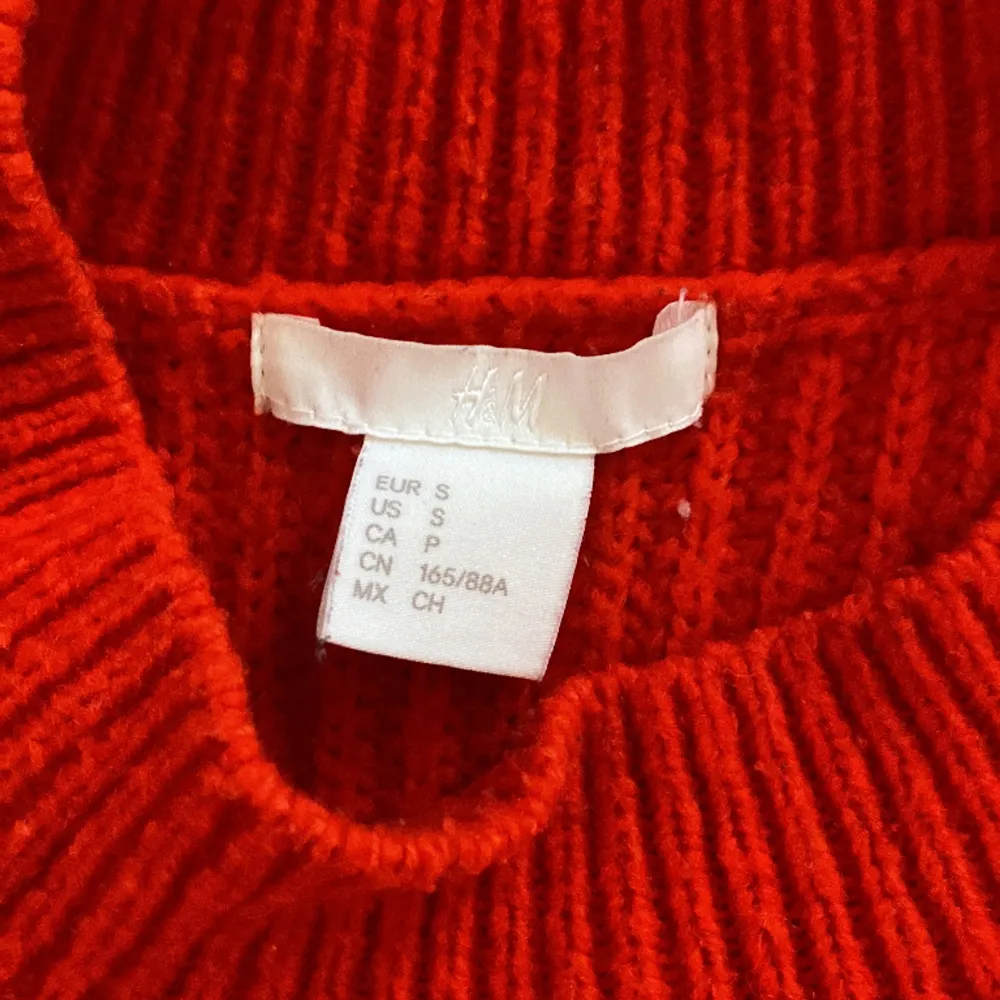 Stickad tröja från H&M , röd  Använt skick , litet hål (se bild )  Storlek S. Stickat.