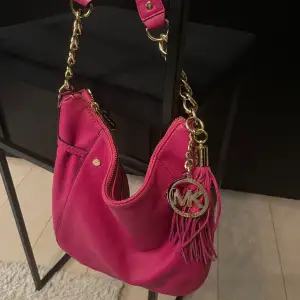 Äkta Michael Kors väska, köpt i Michael Kors butik. Fint skick, knappt använd. Väldigt unik💖