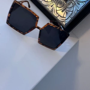 Dam solglasögon  - Dam solglasögon ej äkta Dior men jätte fint 