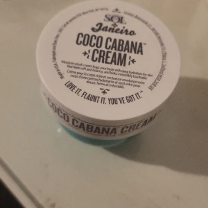 Coco cabana Sol del janeiro - Slutsåld och säljs inte mer Den lite använd men det finns en del produkt kvar. En jämföresle bild med en nästan oanvänd rosa kräm finns på sista sliden! Mycket kvar! Har högt pris eftersom att de ej säljs mer!