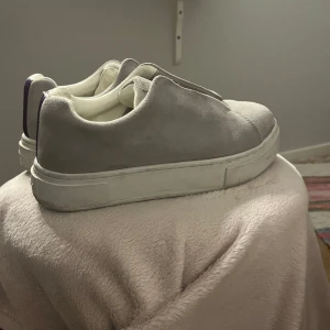 Såå fina eytys🦋⭐️ - Säljer nu mina fina Eytys Doja. Typ helt oanvända pga fel storlek men har ett mini hål bak på ena skon pga hund. Det syns på bild nr 2, därav förmånligt pris. Pris är diskuterbart. Nypris 2000