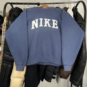 Nike vintage 90s swetashirt  - Säljer denna magiska Nike  sällsynta vintage 90s sweatshirt. Den är jättebra skick förutom finns några defekter pågrund av den är så gammal men skriv privat så kan jag visa. Storlek Small