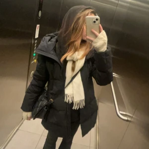 Uniqlo jacka - Säljer min fina uniqlo jacka som går över rumpan. Nypris 1999kr och säljer den för 1200kr men priset kan diskuteras, kan tänka mig sänka priset lite vid snabba affärer. Den är använd men i fint skick utan anmärkningar. Skriv för flera bilder