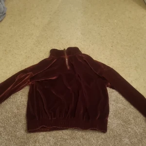 Fin röd mjuk tröja  - Jag säljer denna tröja för att jag aldrig använder, den är i fint skick och mjukt material, storlek är 170 men passar mig som har runt 152.