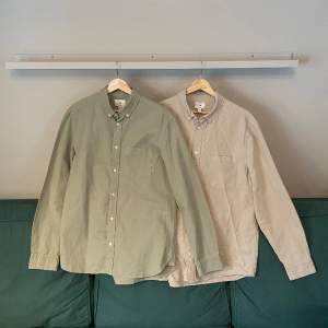 Två riktigt snygga skjortor till sommaren som kan användas som de är eller som krage till en pullover.  Första är ljusgrön (strl M) och den andra är beige (strl L). Kan säljas separat!  