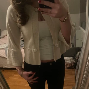 By ti mo kofta - Säljer min beiga trekvartsärmade kofta från by ti mo🙌🏻 sparsmamt använd och ser ut som ny!💘