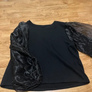 Långärmad tröja  - Jättefin svart enkel tröja Oanvänd och praktisk 😊 Är i Storlek M men passar även S