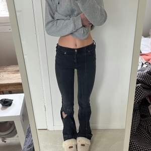 Svarta bootcut jeans / flared leg, midrise.  Väldigt långa, de är modell ”tall”, jag är 163. Står ingen storlek men skulle säga att de nog passar s och m 