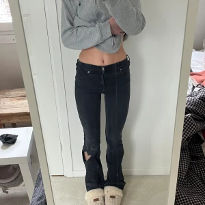 Midrise bootcut jeans  - Svarta bootcut jeans / flared leg, midrise.  Väldigt långa, de är modell ”tall”, jag är 163. Står ingen storlek men skulle säga att de nog passar s och m 