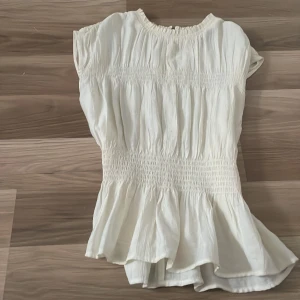 Blus från H&M - Jätte fin blus från H&M men jag upplever att jag inte kommer använda den så mycket❤️super somrig och fin❤️