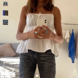 Linne - (Lånade bilder) säljer två av dessa linnen, ett i svart och ett i vitt! Säljer för att dom inte används, det vita är i storlek XXS och det svarta är i XS men passar XXS-M, jättebra skick 💗 50:- st