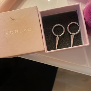 Edblad örhängen  - Populära örhängen från Edblad. Box medföljer