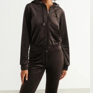 Gina tricot velour set - Säljer detta settet från Gina tricot. Har haft på mig det några få gånger. Det är i jätte bra skick. Koftan är i storlek xxs och byxorna är xs. Man kan köpa koftan och byxorna separat. Hela settet kostar 300kr