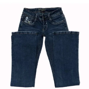 Missys Jeans - Coola jeans med döskalledetaljer. Gylfen går inte att stänga pga dragkedjan, men den sitter kvar och jag tror att det är en lätt lösning. Materialet är väldigt stretchight. Midjemått: 37cm rakt över, Innerbenslängd: 84cm❤️