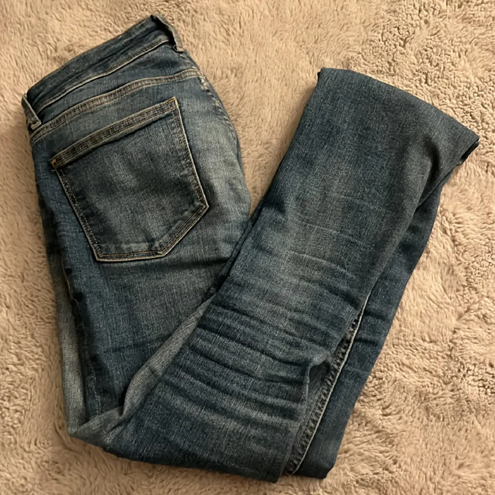Mörkblåa lågmidjade jeans från Bershka  fint skick🤍. Jeans & Byxor.