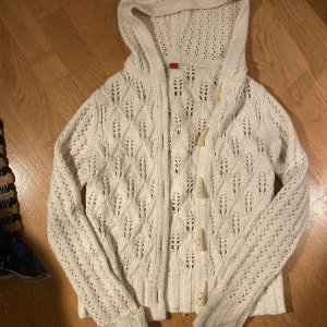 Vit stickad kofta - En vit stickad kofta med luva. Söt och cool på samma gång, det beror på hur man stylar den❤️knappt använd. Kontakta för fler bilder!