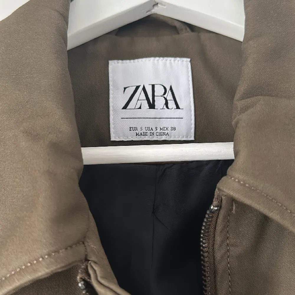 Otroligt snygg och knappt använd jacka från Zara Storlek S  Kolla gärna fler plagg så fixar vi ett bra paketpris!. Jackor.