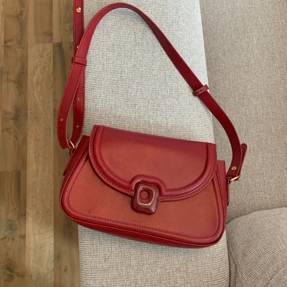 Använd en gång och köpt från shein, säljer då jag har en annan röd väska som jag använder istället.. Väskor.