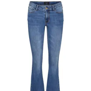 Säljer nu mina sparsamt använda lågmidjade bootcut jeans från vero moda som är slutsålda på deras hemsida. Jeansen är i storlek Sx34 vilket jag skulle säga motsvarar storlek 34/36. Skriv privat för egna bilder🌸