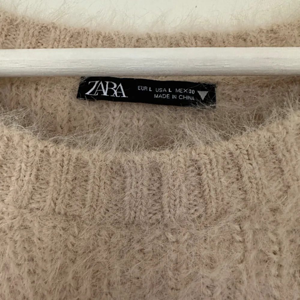 Superfin mjuk topp från Zara i storlek L, passar s-m då den är liten o storleken. Sällan använd, bra skick. frakt tillkommer. Stickat.