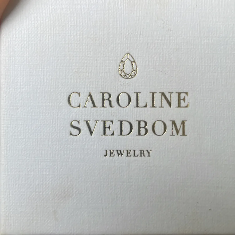 Chloe örhängen i guld från Caroline Svedbom. Är nya och aldrig andvönda. Är inte ens öppnade eller testade.❤️Nypris 1195kr. Accessoarer.