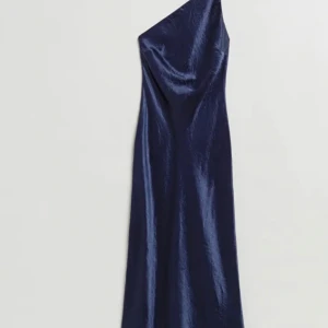 Klänning från & Other Stories  - Så fin klänning från & Other Stories 💙Säljer då den tyvärr inte har kommit till användning. Nypris 139$. Kan skicka fler bilder privat☺️