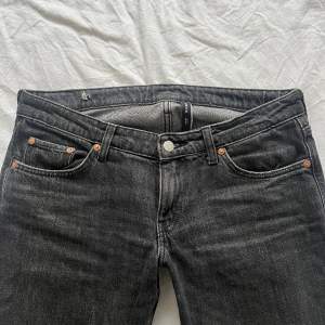 säljer dessa jeans från weekday i modellen ’arrow’ 💕 storlek 29/32, innerbenslängden är 81cm och midjemåttet är 41cm rakt över 💕pris kan diskuteras!!