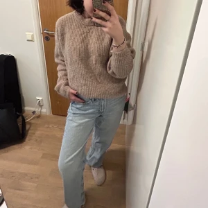 Stickad tröja beige - Stickad tröja i beige, från Carin Wester. Otroligt fint material! Kan ha både som kortare modell och längre. Otroligt mysig! 